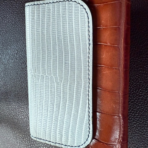 Chloe Mini C Trifold - Picture 2 of 7